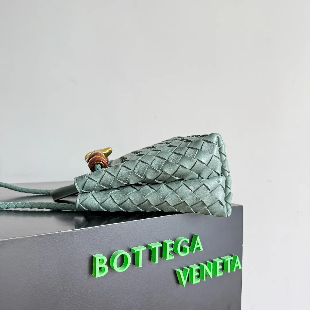 The new Andiamo batch of 3060 BV is shipped‼ ️The classic intercciato weaving process is used to create a soft bag, the metal knot is made of micro-cast aluminum using jewelry technology🪢, and the decorative beads are made of metal and hand-polished oak, allowing you to jump repeatedly between elegance and fun💃, making it unpredictable. Classic and versatile, it shows off your temperament, and the bag has a large capacity, making it very convenient for daily commuting! It has a variety of carrying methods, the shoulder straps can be adjusted by yourself, the original lambskin feels soft and delicate, and the unisex style breaks gender boundaries and brings a more practical and long-lasting use experience. The Andiamo, which has both elegant and casual styles, perfectly interprets the "fashionable old money style". Style No.: 743568+Wood Hardware Color: Aloe Green Size: 25*22*10.5cm